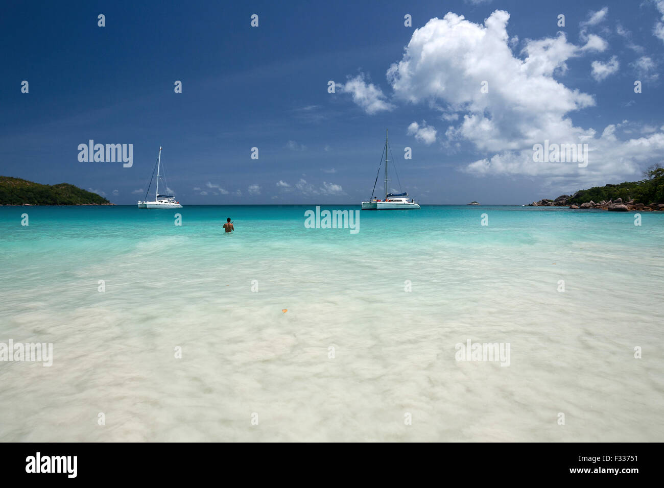 Anse Lazio beach, barche a vela, turchese del mare, l'Oceano Indiano, l'Isola di Praslin, Seicelle Foto Stock