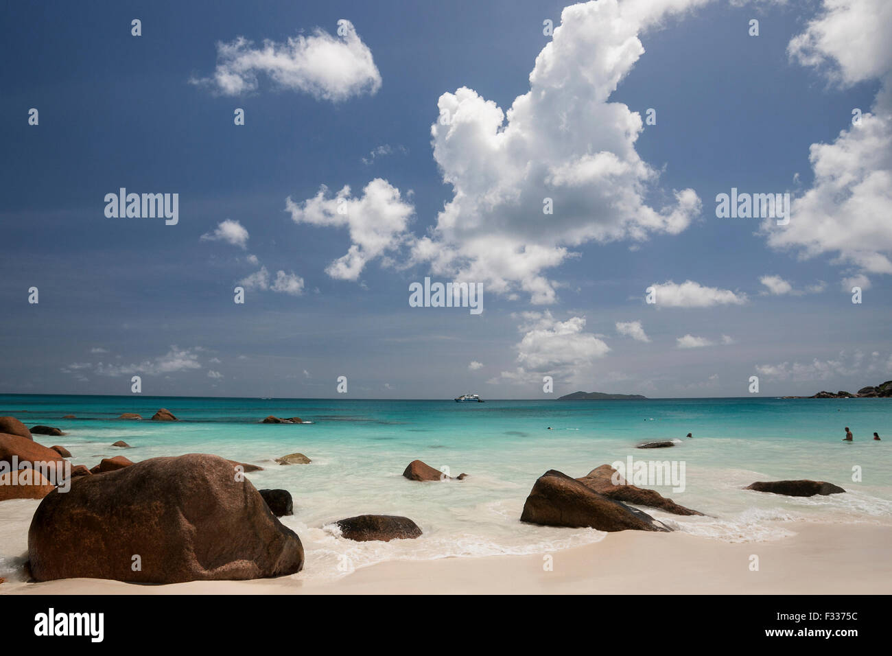 Scogliere di granito e Spiaggia di Anse Lazio, turchese del mare, l'Oceano Indiano, l'Isola di Praslin, Seicelle Foto Stock