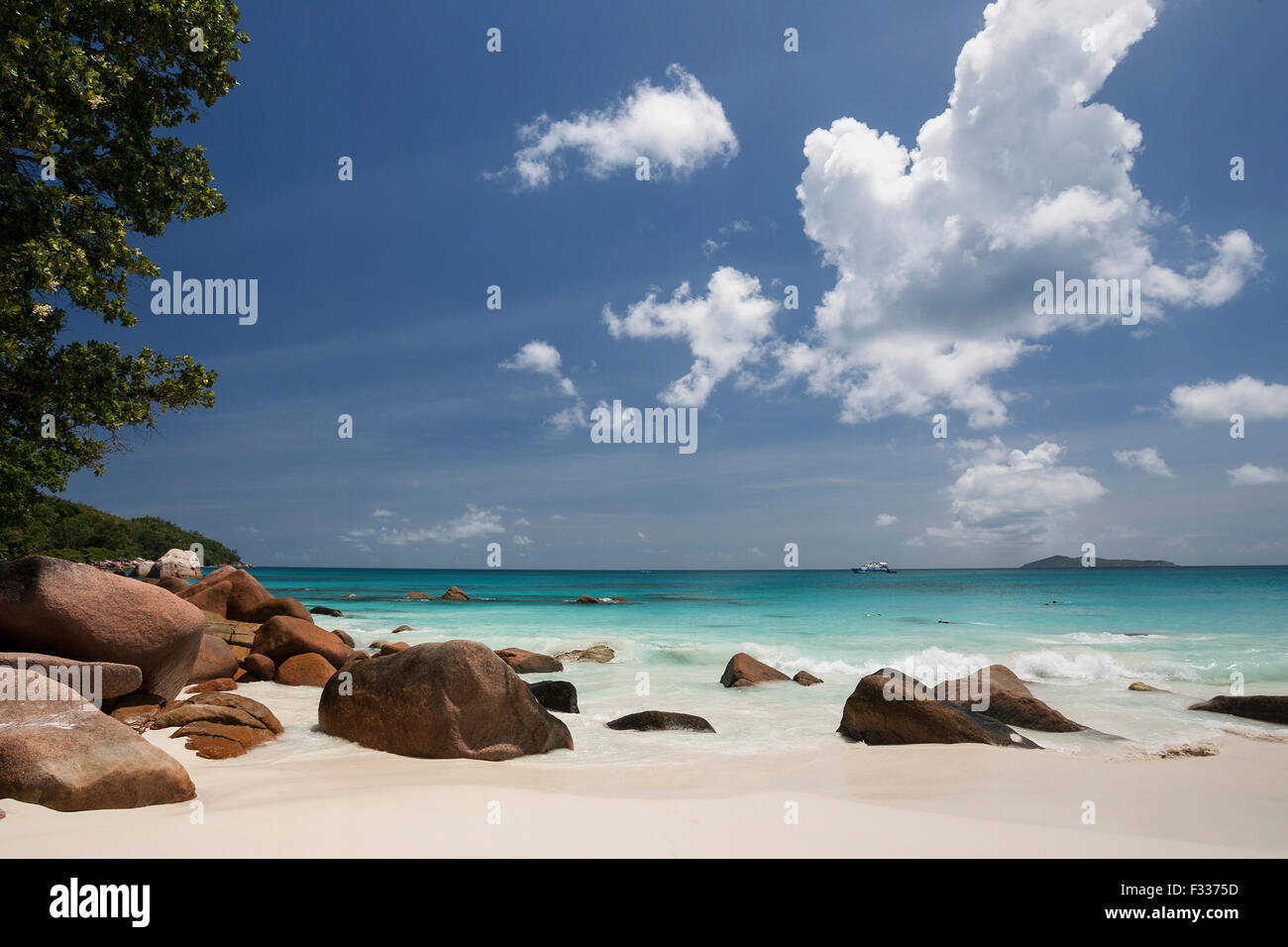 Scogliere di granito e Spiaggia di Anse Lazio, turchese del mare, l'Oceano Indiano, l'Isola di Praslin, Seicelle Foto Stock