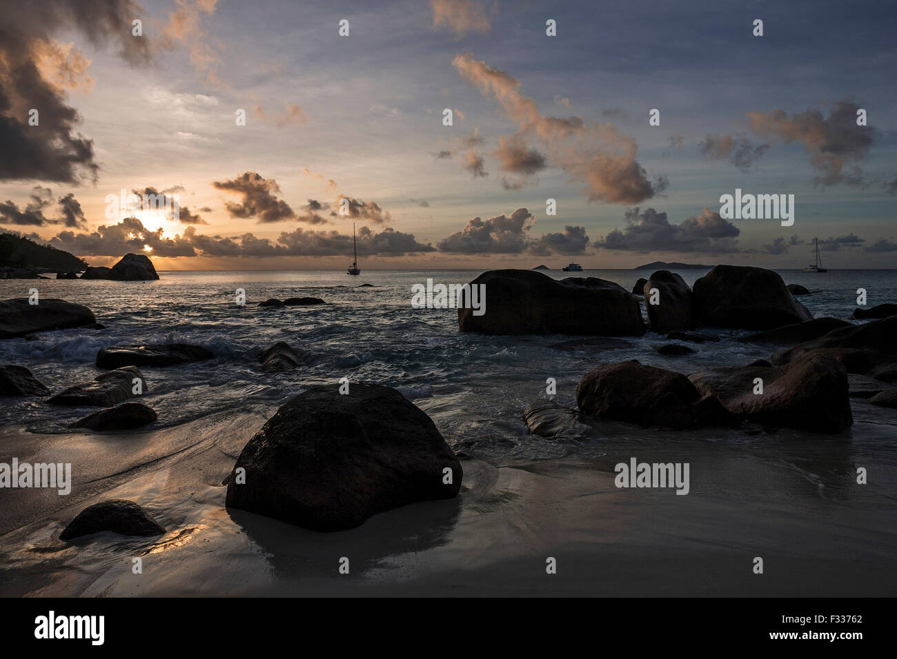 Scogliere di granito e Spiaggia di Anse Lazio, tramonto, luce della sera, Oceano Indiano, l'Isola di Praslin, Seicelle Foto Stock