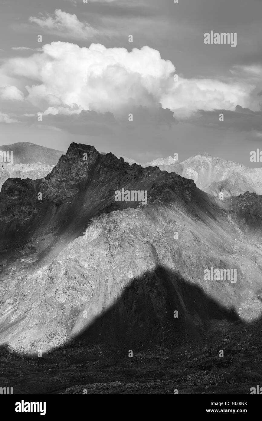 Brumoso paesaggio da sogno. Profonda valle di nebbia in autunno la Turchia Foto Stock