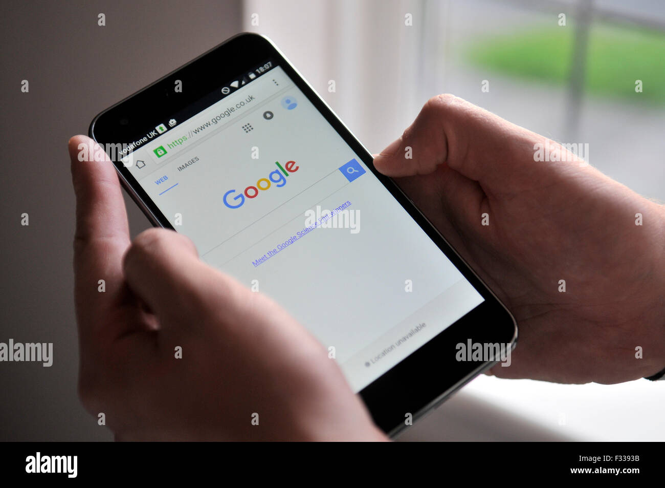 Vodafone Smart Ultra 6 telefono mobile che mostra il nuovo logo di Google sul suo schermo Foto Stock