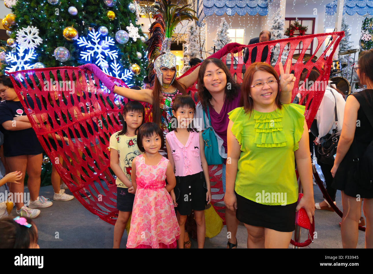 I bambini e la famiglia di prendere foto con modello cosplay al Pavillion Shopping Mall, a Kuala Lumpur in Malesia durante la stagione di natale Foto Stock
