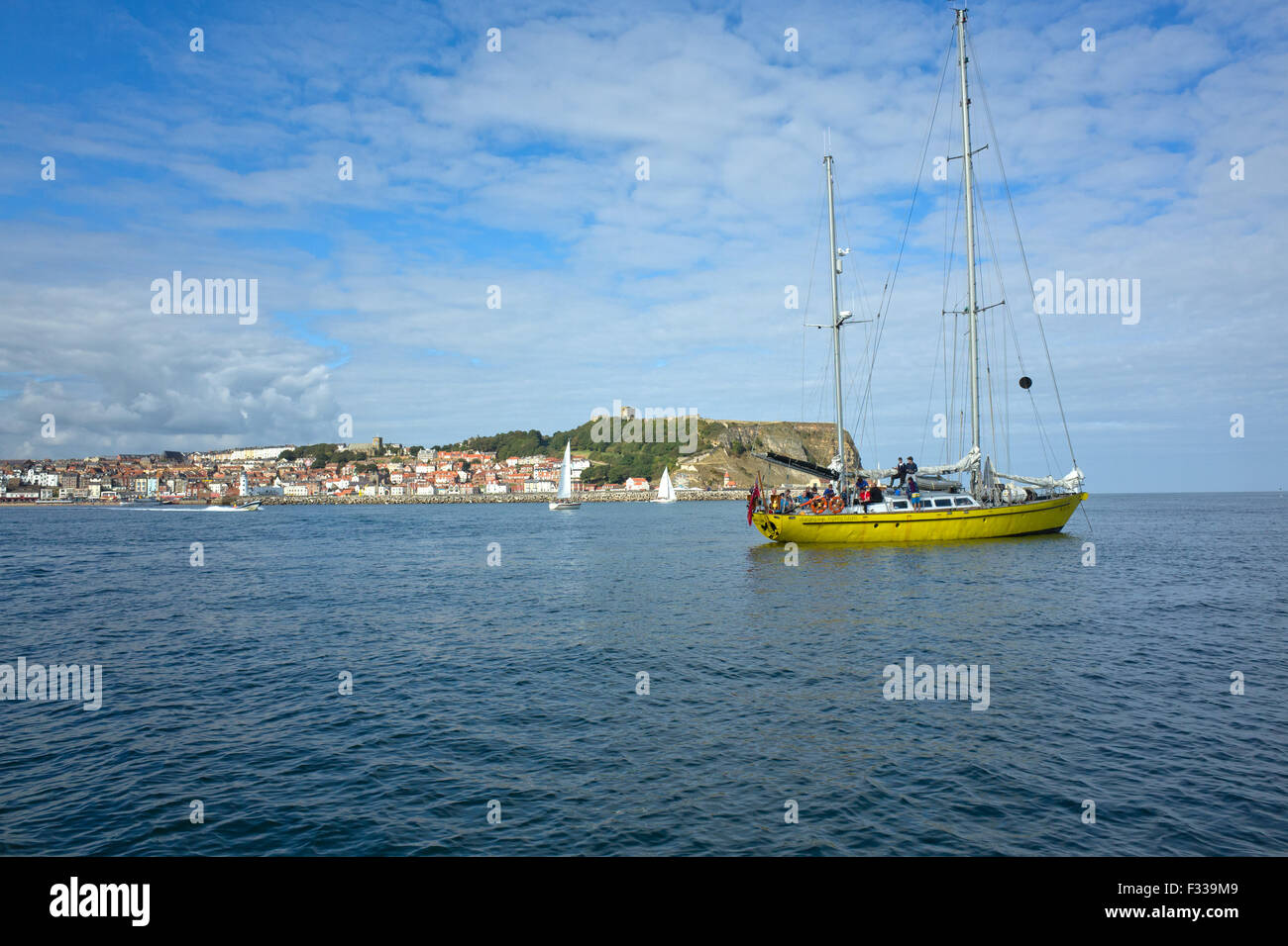 James Cook OYT Ocean Youth Trust Nave, ancorate al largo di Scarborough Foto Stock