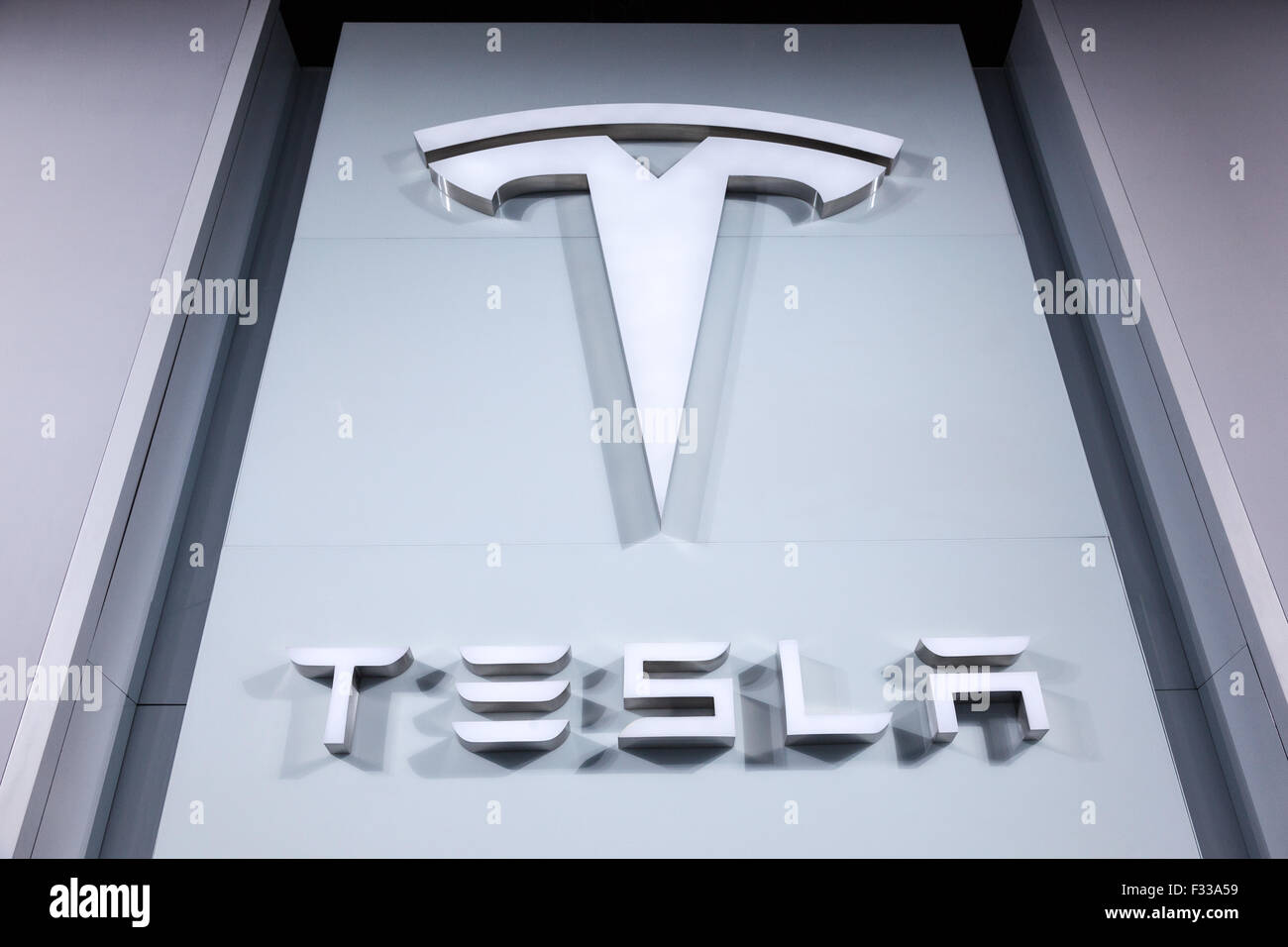Tesla Logo aziendale presso la IAA 2015 Foto Stock