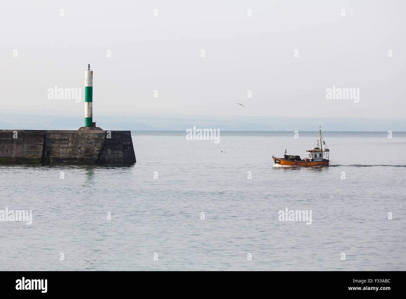 Aberystwyth, Wales, Regno Unito. 29Sep, 2015. Regno Unito Meteo. Una barca da pesca restituisce con le proprie catture al porto di marea a Aberystwyth, all'altezza del 'super marea'. Per fortuna, nonostante gli avvisi di inondazione in luogo intorno al Regno Unito costa, il mare calmo e ancora meteo ha contribuito a scongiurare il ripetersi di inondazioni alla città costiera. Credito: atgof.co/Alamy Live News Foto Stock