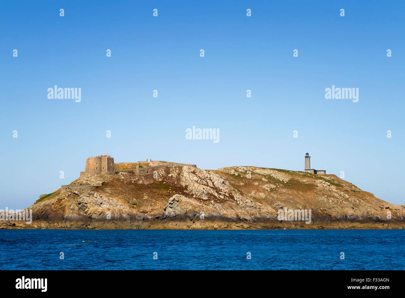 Il forte e il faro in Moines Isola, Ile aux Moines, arcipelago Sept-Iles Cotes d'Armor Bretagna, Francia. Foto Stock