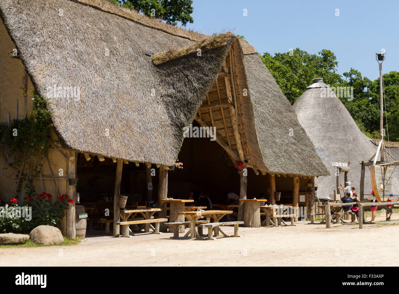 Edifici con Le Village Gaulois, Cotes d'Armor Bretagna, in Francia, in Europa. Foto Stock