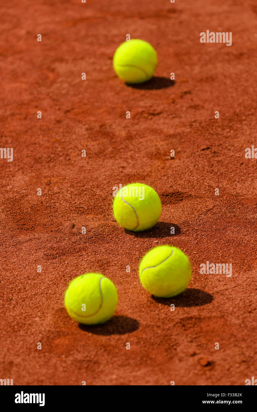 Palle da tennis su clay court con copia spazio come sfondo dello sport, il fuoco selettivo Foto Stock