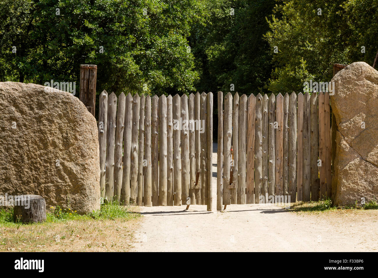Un cancello a Le Village Gaulois, Cotes d'Armor Bretagna, in Francia, in Europa. Foto Stock