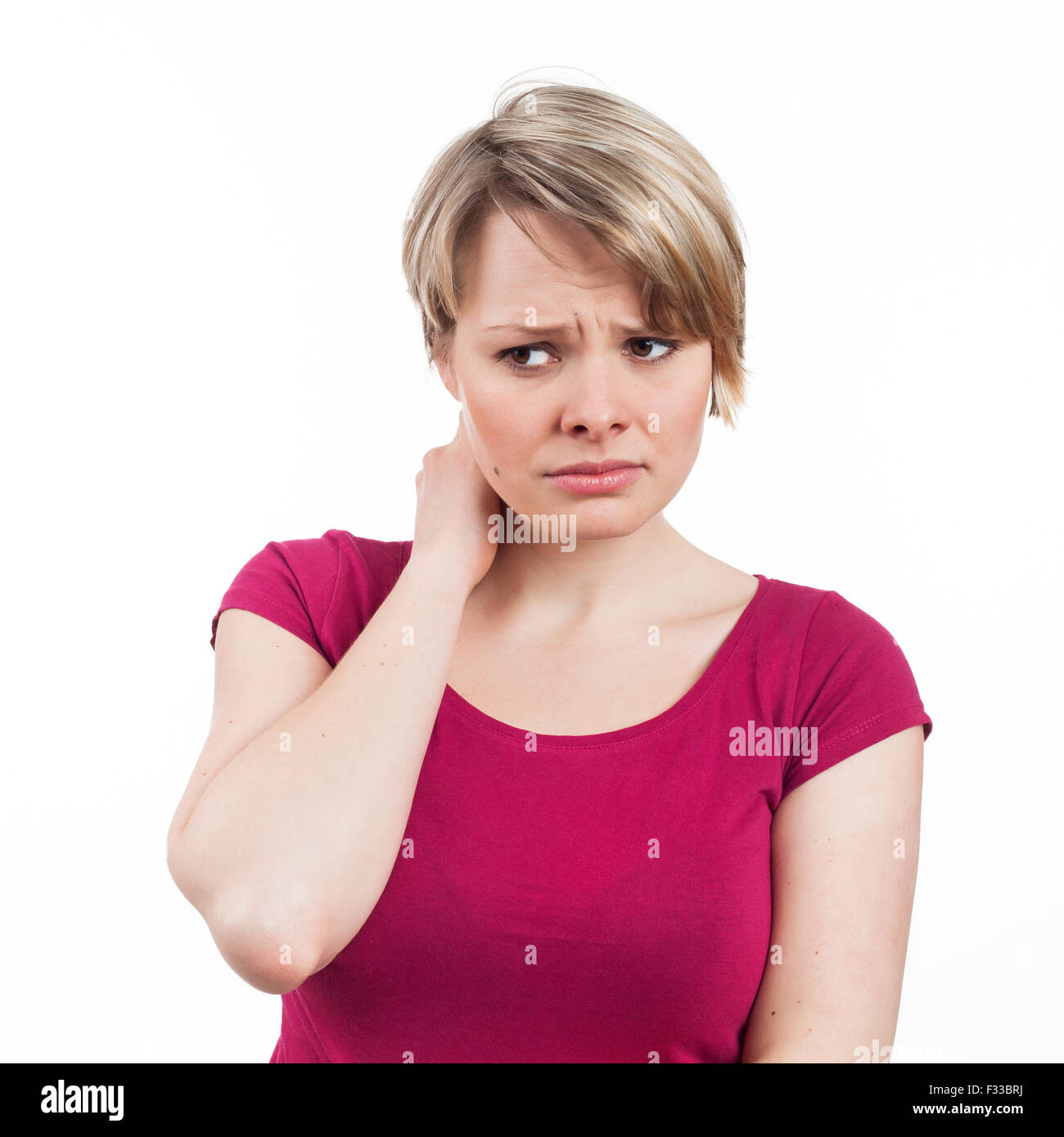 Ritratto di una donna alla ricerca disturbati o nel dolore, isolato su bianco Foto Stock