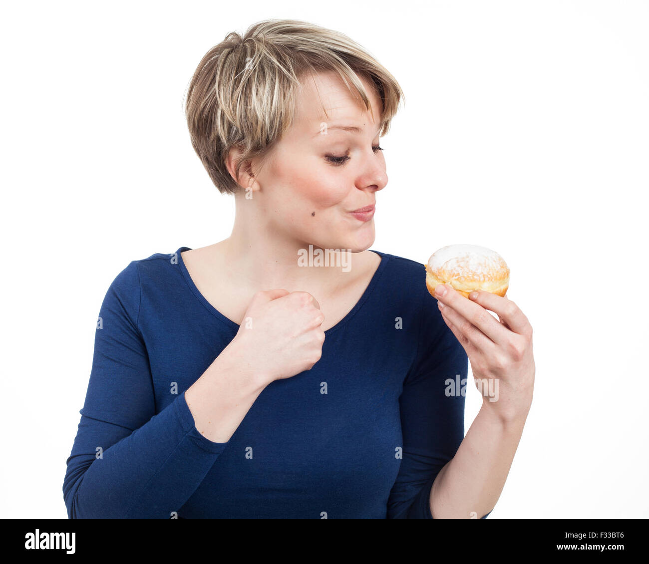Giovane donna entusiasta di ciambella, isolato su bianco Foto Stock