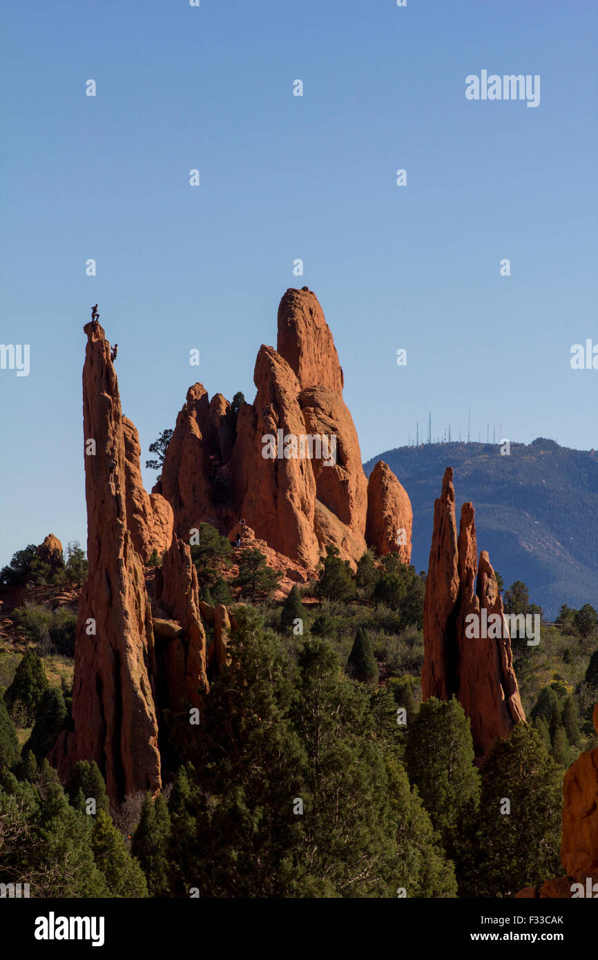 Scalatore sulla cima di una roccia nel Giardino degli dèi park, Colorado Springs, Colorado, STATI UNITI D'AMERICA Foto Stock