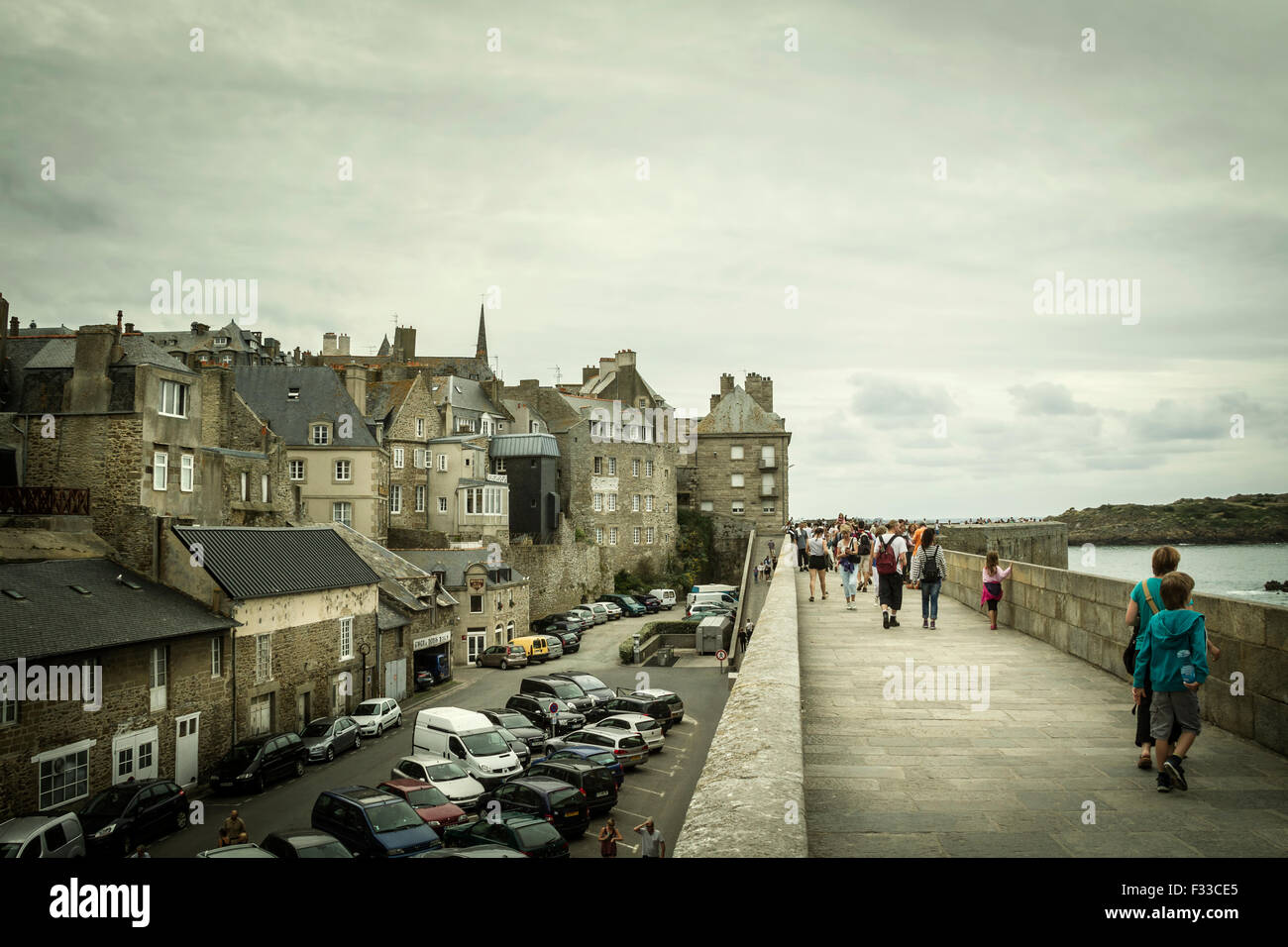La gente camminare, antico borgo medievale e la città storica di Saint Malo, in Bretagna, in Francia, in Europa. Foto Stock