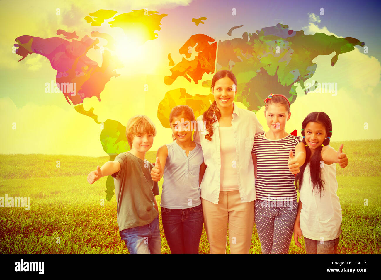 Immagine composita di graziosi gli alunni e gli insegnanti di sorridere alla telecamera in classe computer Foto Stock
