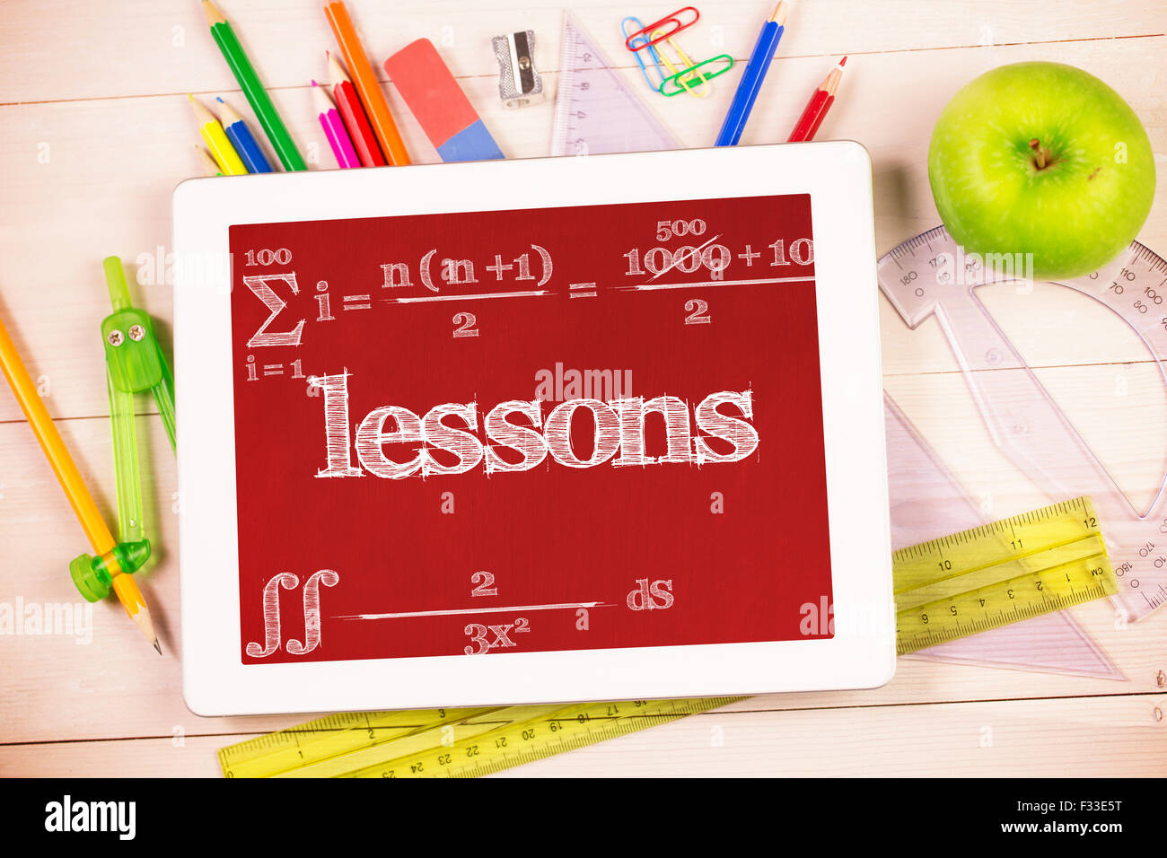 Lezioni contro gli studenti scrivania con PC tablet Foto Stock