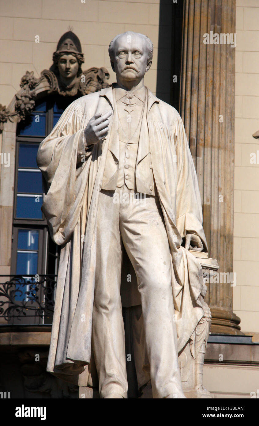 Hermann von Helmholtz-Statue, Humboldt Universitaet, Unter den Linden, Berlin-Mitte. Foto Stock