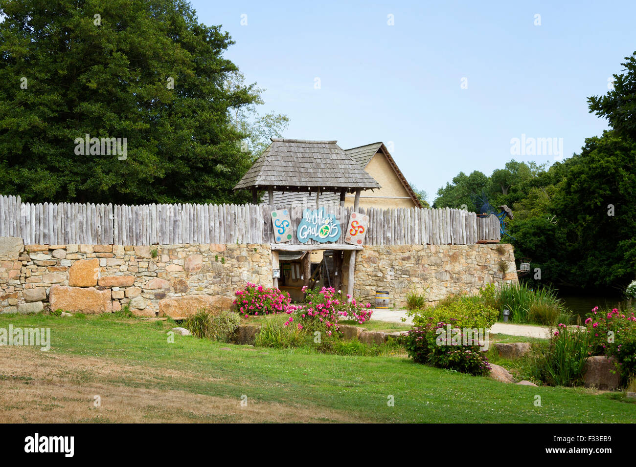 L'ingresso per Le Village Gaulois, Cotes d'Armor Bretagna, in Francia, in Europa. Foto Stock