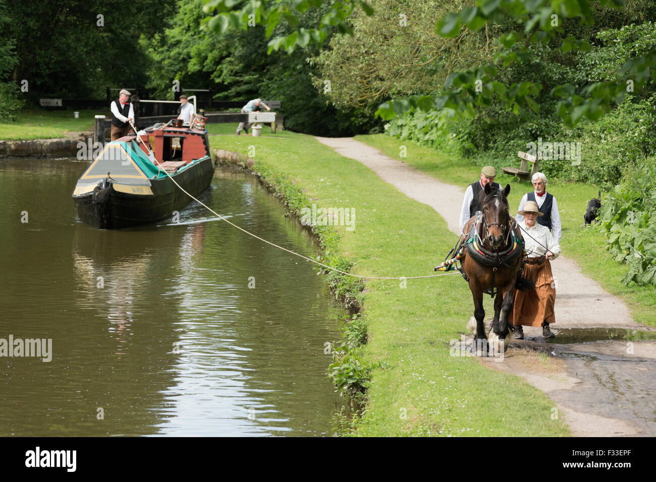 Traino di cavallo stretta barca del carbone in Inghilterra English Europe Foto Stock