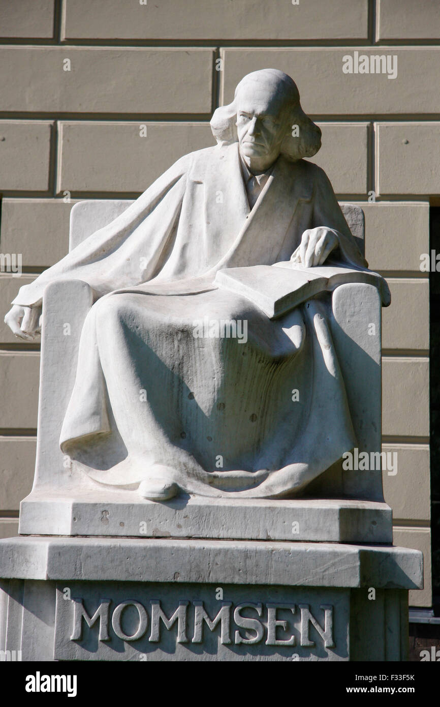 Theodor Mommsen-Statue, Humboldt Universitaet, Unter den Linden, Berlin-Mitte. Foto Stock
