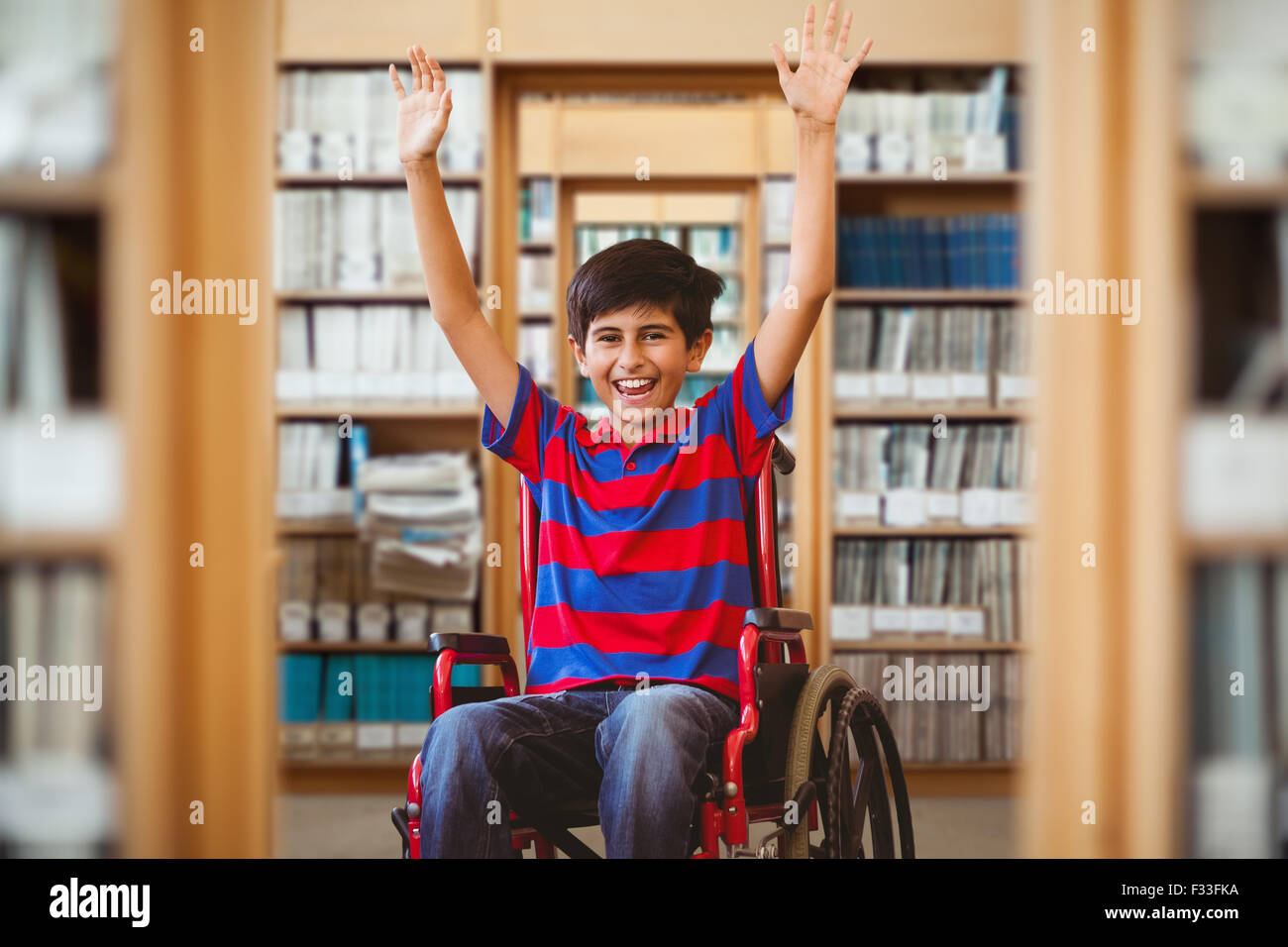 Immagine composita del ragazzo in sedia a rotelle nel corridoio della scuola Foto Stock