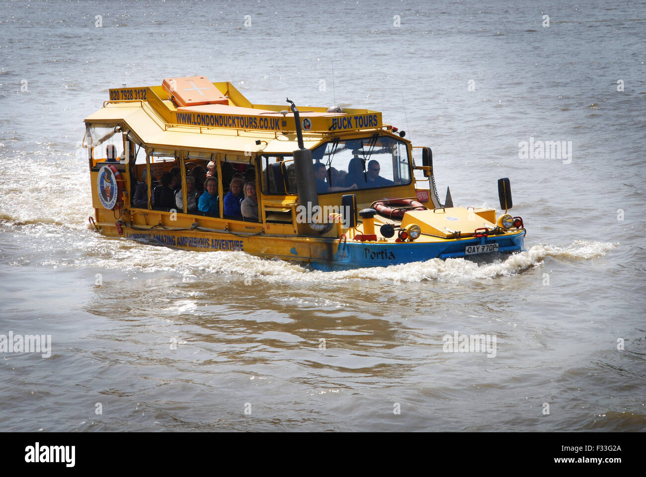 Duck Tours di Londra, veicolo anfibio nel fiume Thames, London REGNO UNITO Foto Stock