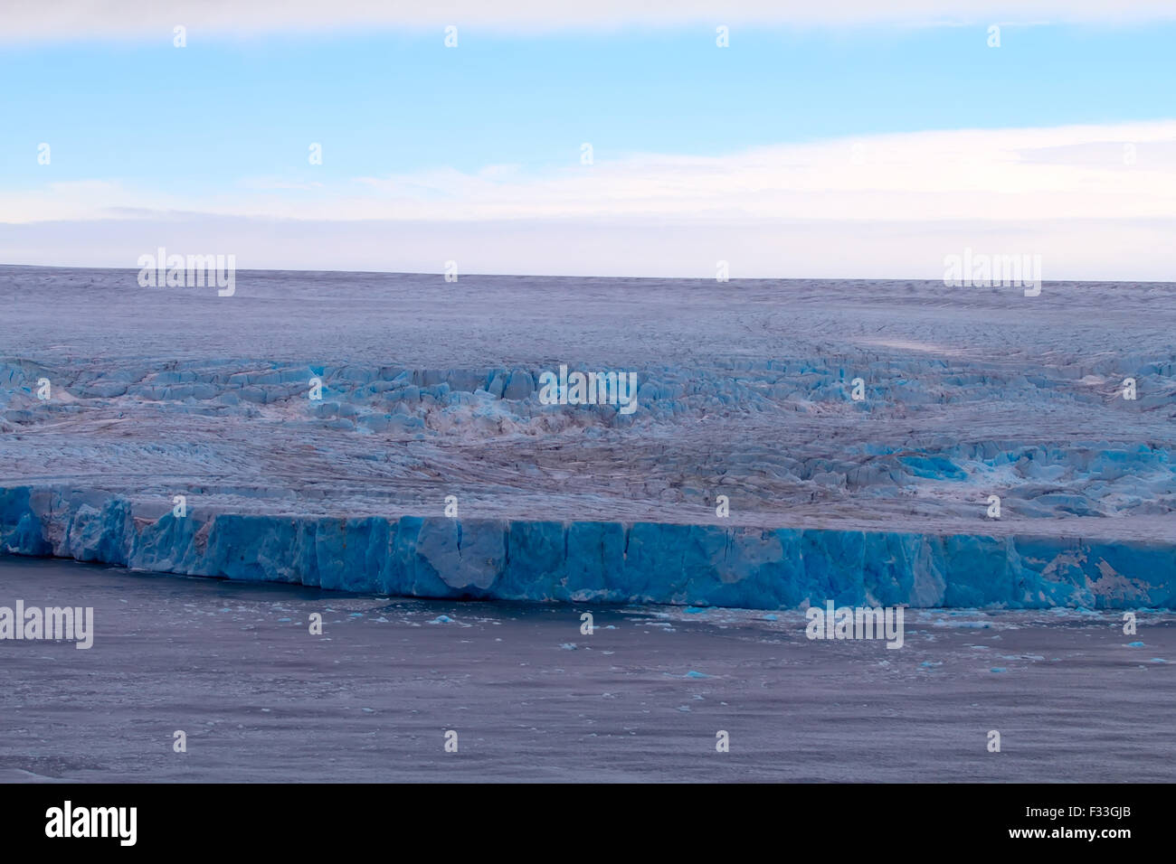 La parete frontale di un ghiacciaio di Nansen. Isola Settentrionale di Novaya Zemlya Foto Stock