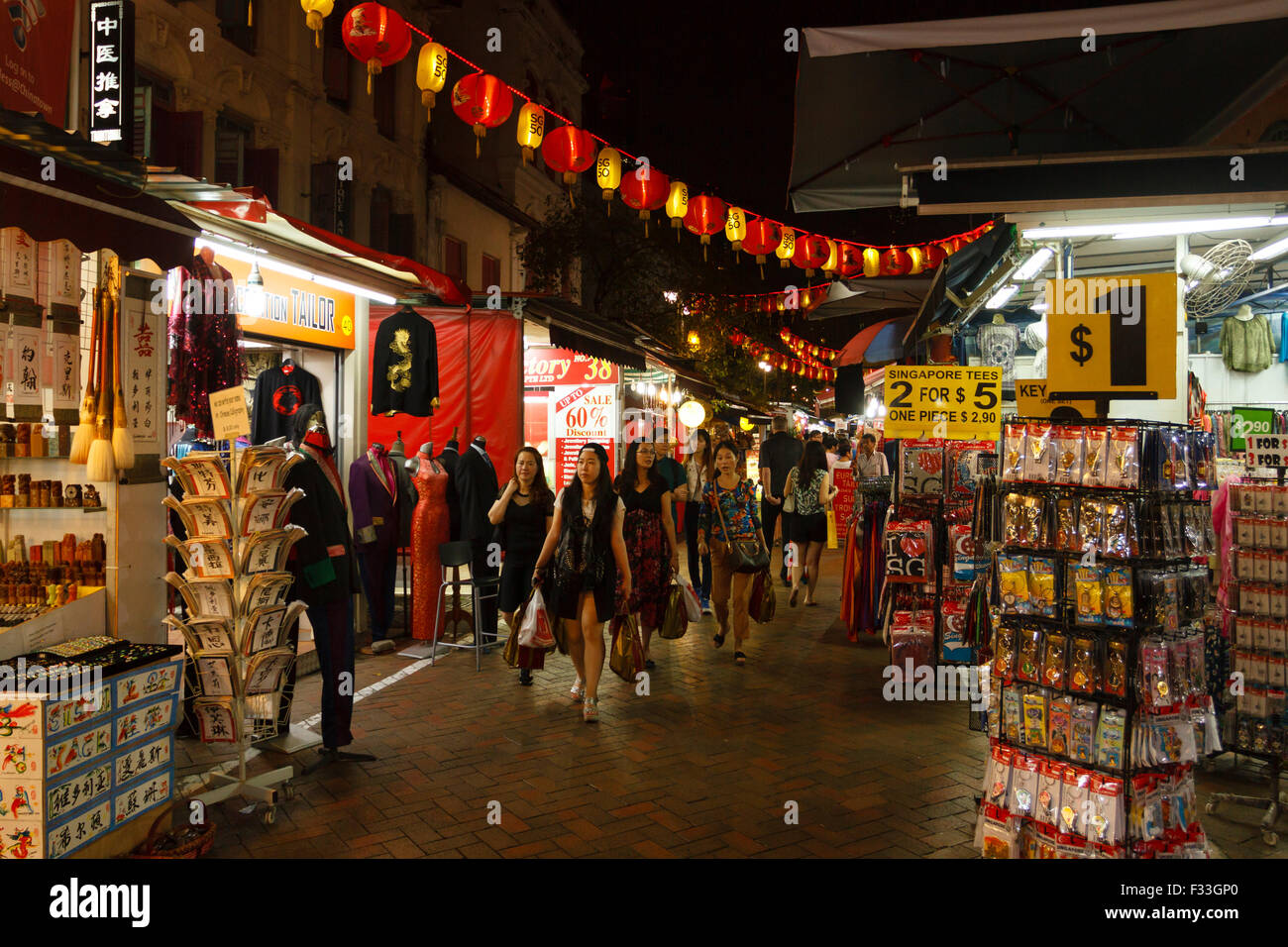 Le persone camminare tra i negozi sulle strade di Chinatown in Singapore Foto Stock