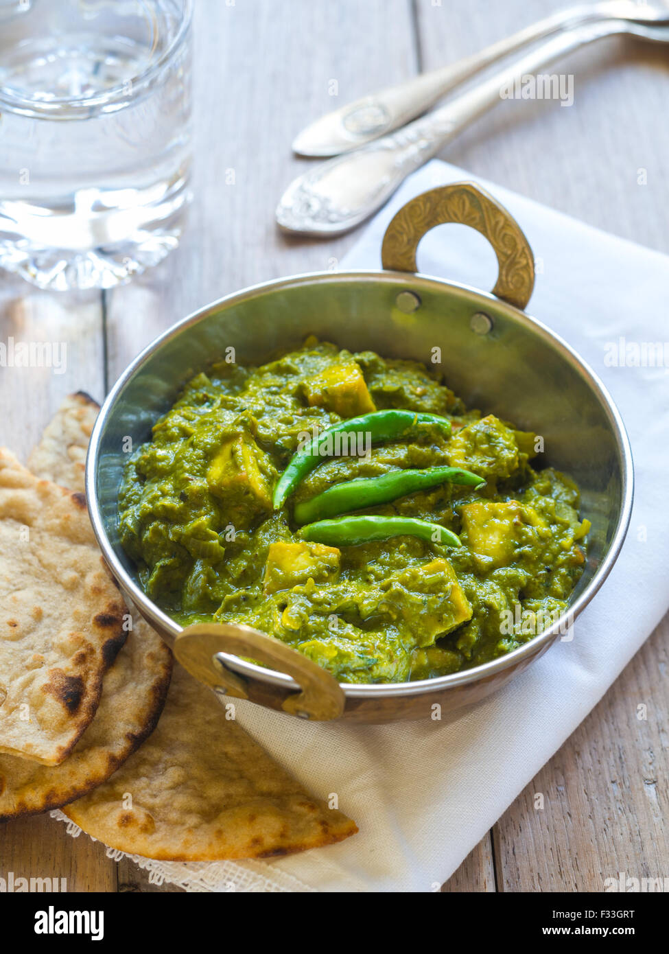 Cucina Indiana: palak paneer in rame tradizionale recipiente. Foto Stock