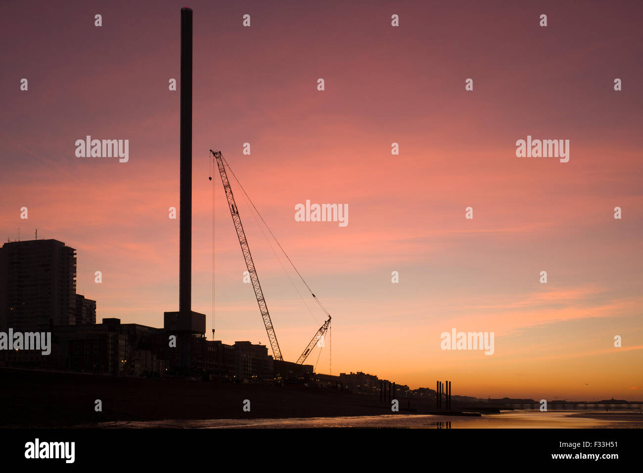 Brighton Seafront all'alba, mostrando i360 torre di avvistamento in costruzione, silhouette Foto Stock