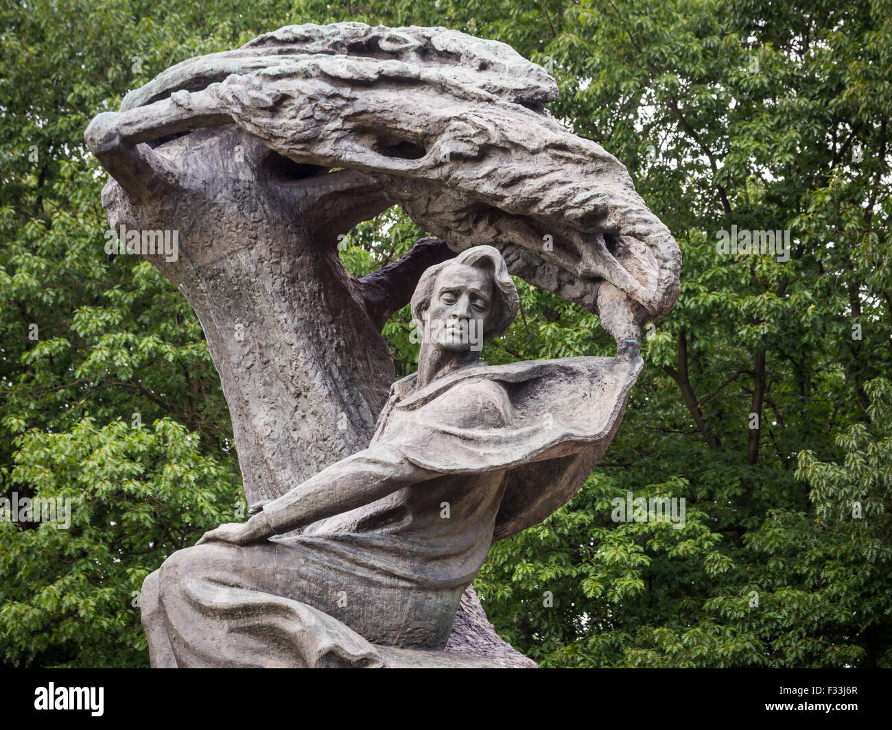 Fryderyk Chopin (Frederic Chopin) un monumento nel Parco Lazienki (parco delle Terme Reali) a Varsavia in Polonia. Foto Stock