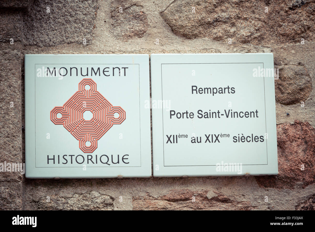 Monumento storico segno, Saint Malo, Brittany, Francia. Foto Stock