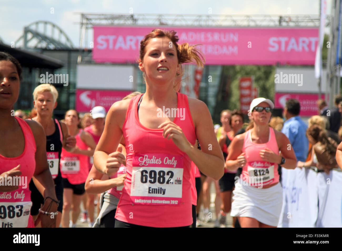 Bella fiducioso runner in esecuzione in Ladiesrun annuale 10 KM evento svoltosi domenica 10 giugno 2012 a Rotterdam. Foto Stock