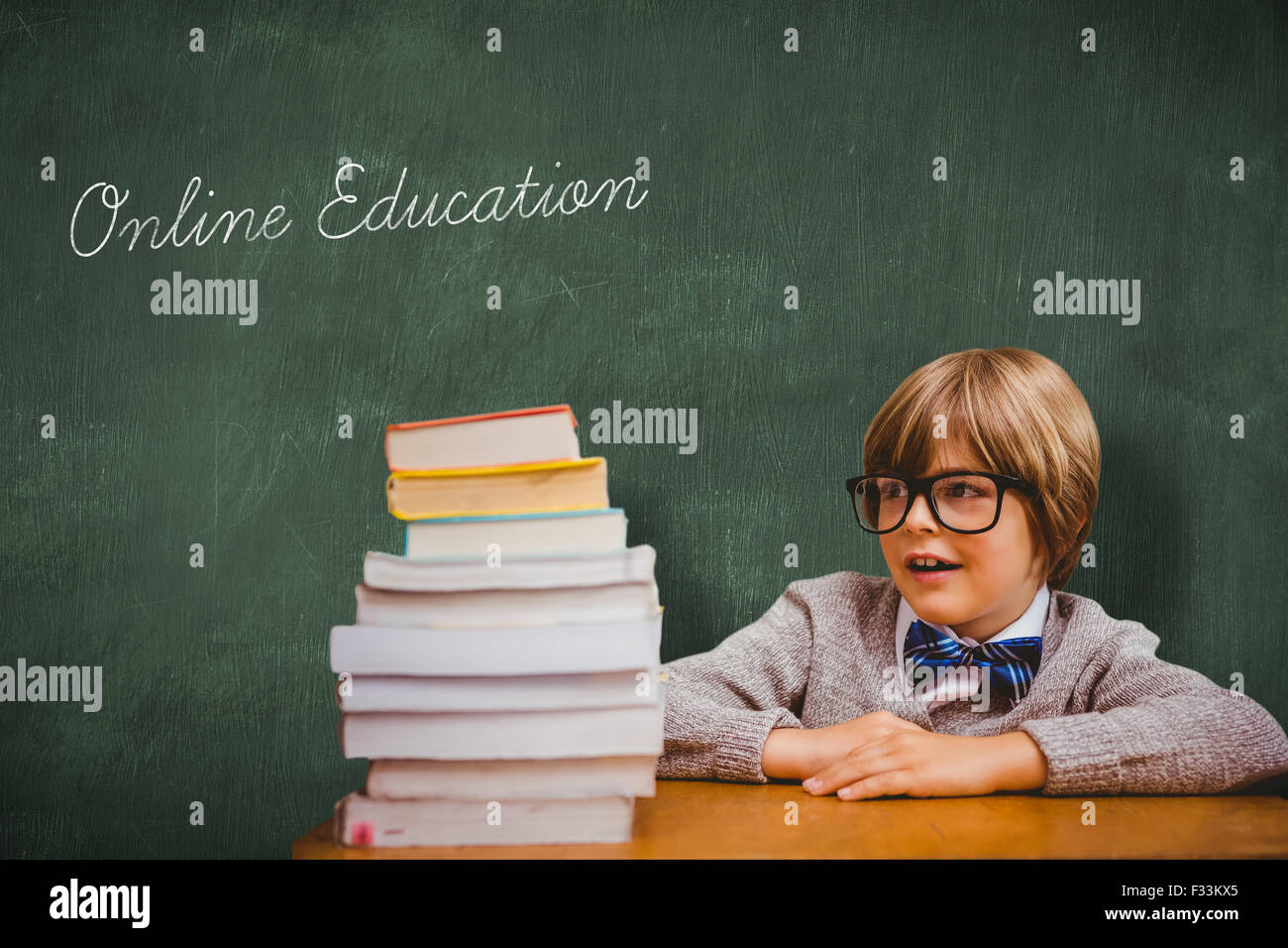 Educazione on line contro la lavagna verde Foto Stock