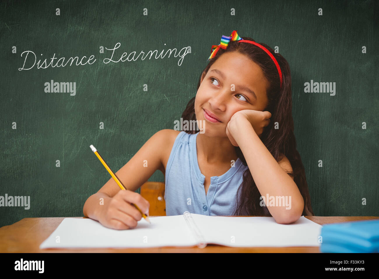 Apprendimento a distanza contro la lavagna verde Foto Stock