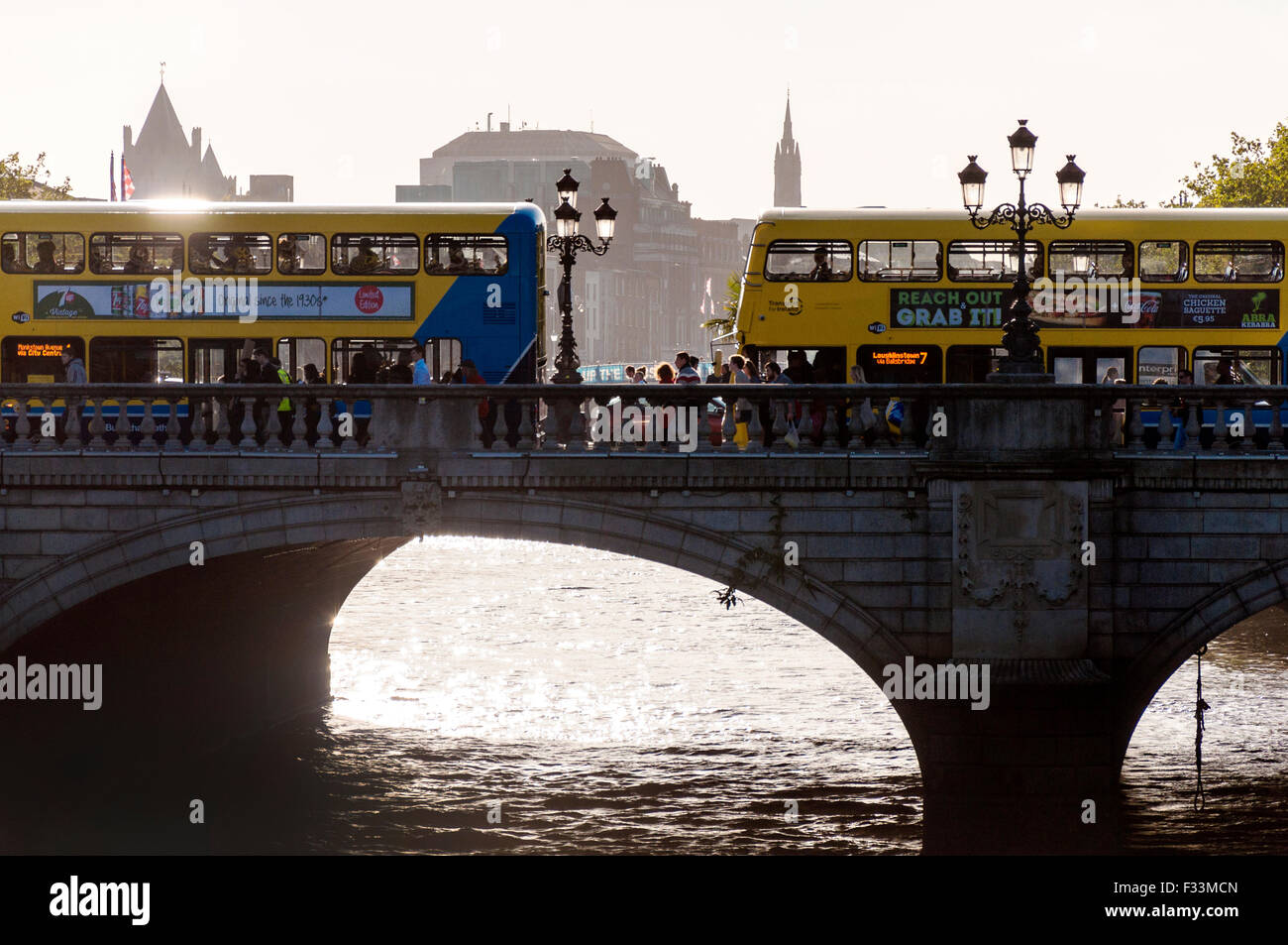 Gli autobus e i pedoni su O'Connell Bridge a Dublino, Irlanda Foto Stock