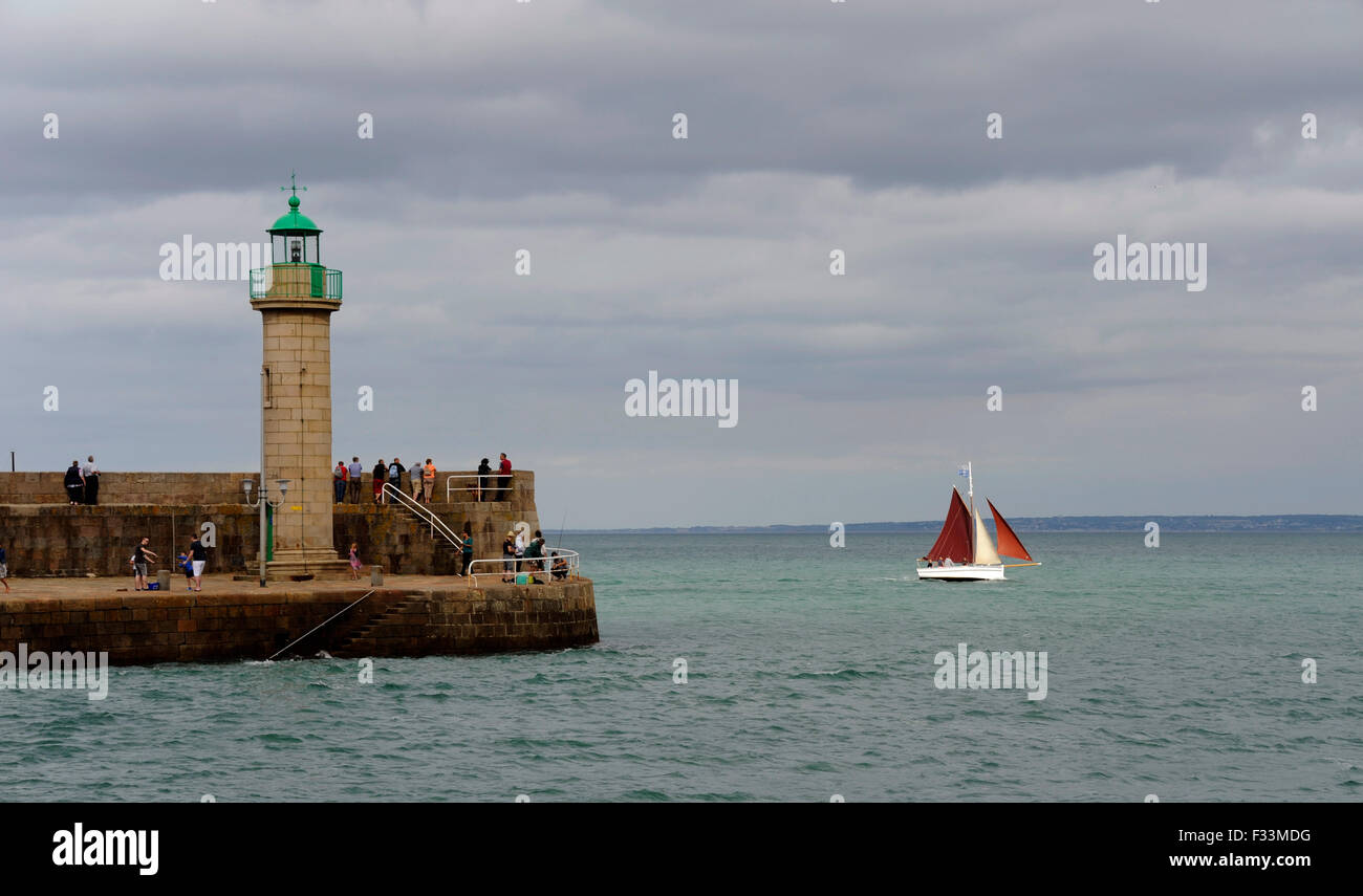 Vecchia regata a vela,Rigel cotre, jetée de Penthièvre, Binic porto vicino Saint-Brieuc,Cotes-d'Armor,Bretagne,Brittany,Francia Foto Stock