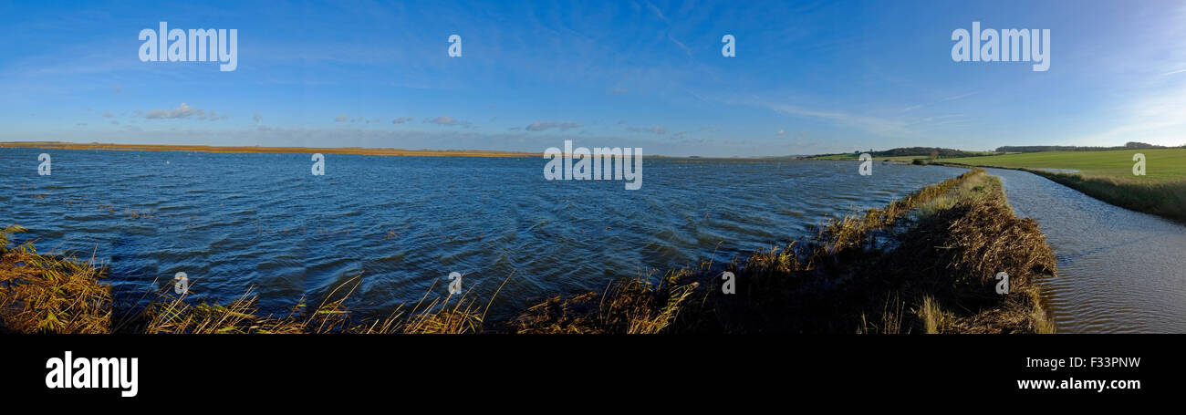 Cley paludi allagata dopo la mareggiata di notte del 5 dicembre 2013 Norfolk Foto Stock