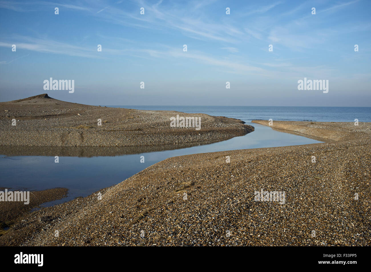 Canale creato a Salthouse dopo la mareggiata di notte del 5 dicembre 2013 Norfolk - specchi via di vecchio estuario del fiume lungo il peccato Foto Stock