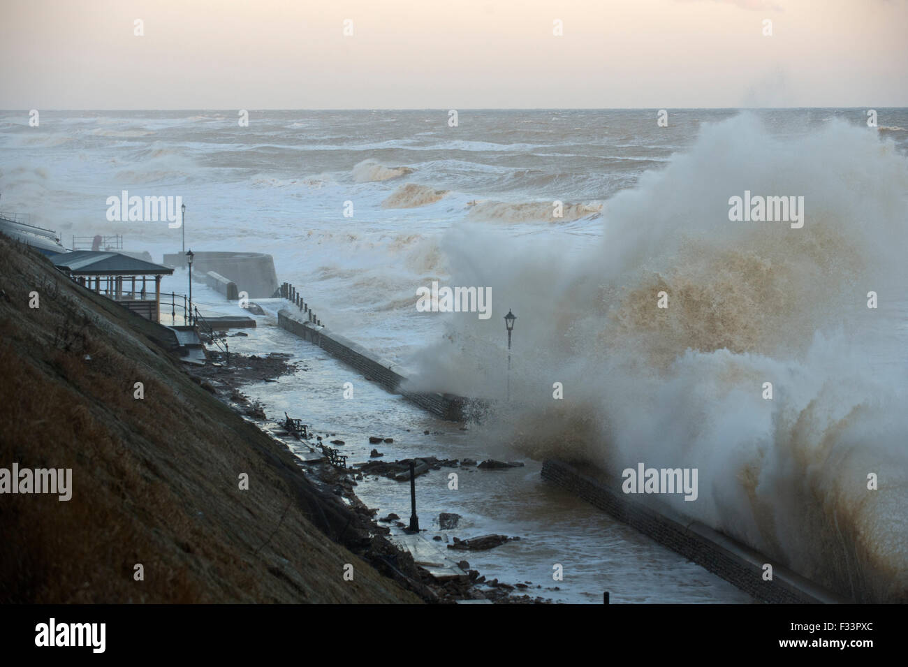 Alte onde rizzatura Cromer lungomare e il molo Norfolk durante la mareggiata Dic 2013 Foto Stock
