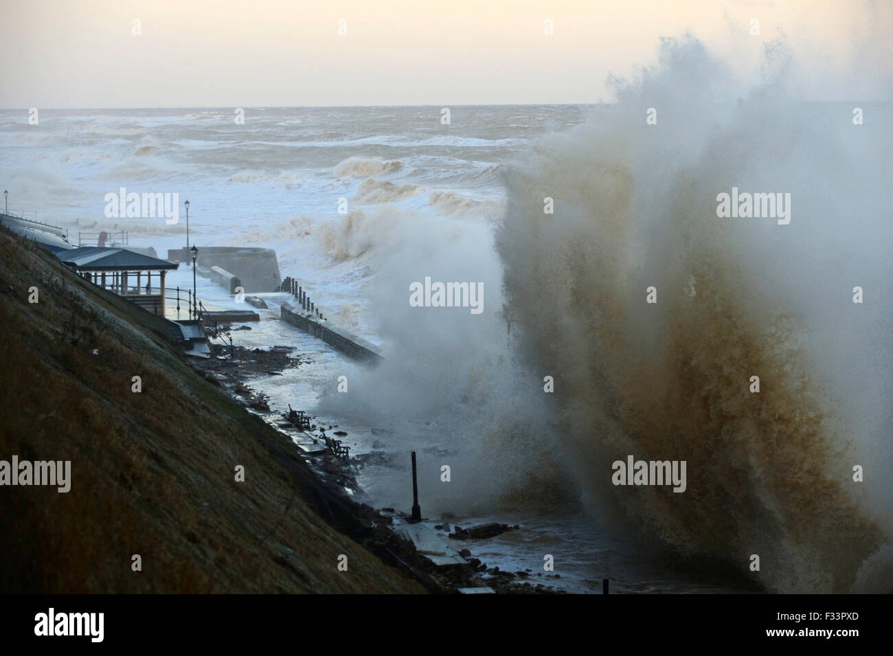 Alte onde rizzatura Cromer lungomare e il molo Norfolk durante la mareggiata Dic 2013 Foto Stock