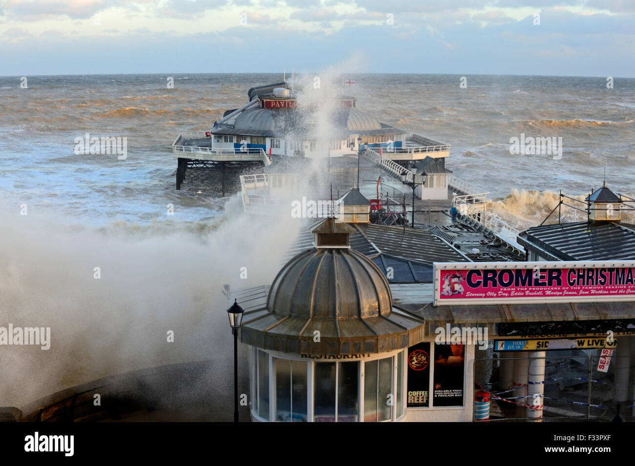 Alte onde rizzatura Cromer lungomare e il molo Norfolk durante la mareggiata Dic 2013 Foto Stock