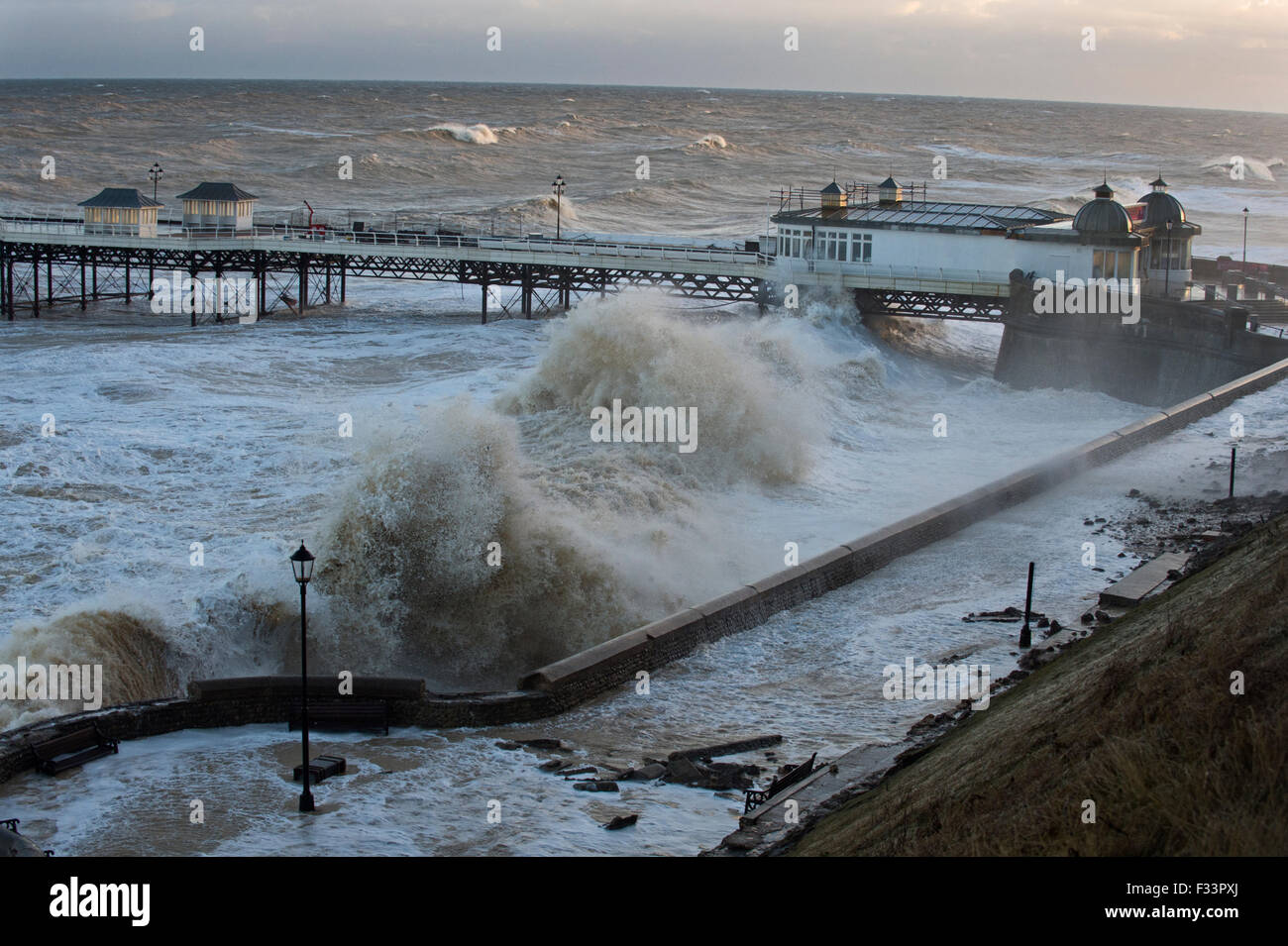 Alte onde rizzatura Cromer lungomare e il molo Norfolk durante la mareggiata Dic 2013 Foto Stock