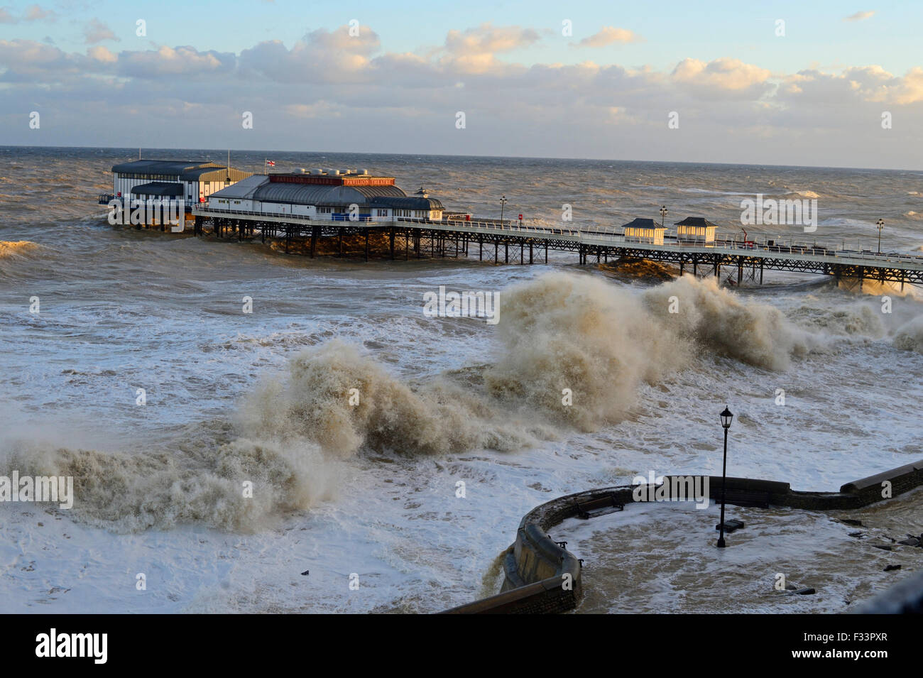Alte onde rizzatura Cromer lungomare e il molo Norfolk durante la mareggiata Dic 2013 Foto Stock