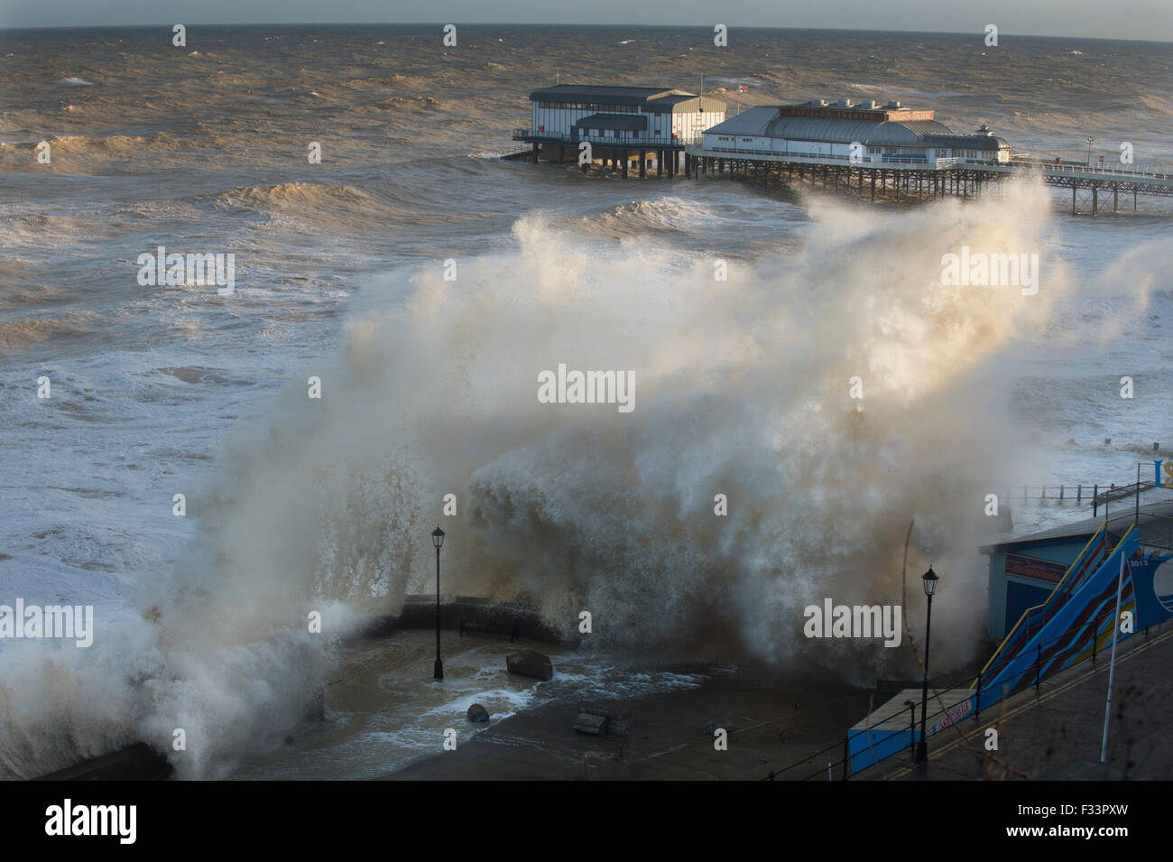 Alte onde rizzatura Cromer lungomare e il molo Norfolk durante la mareggiata Dic 2013 Foto Stock