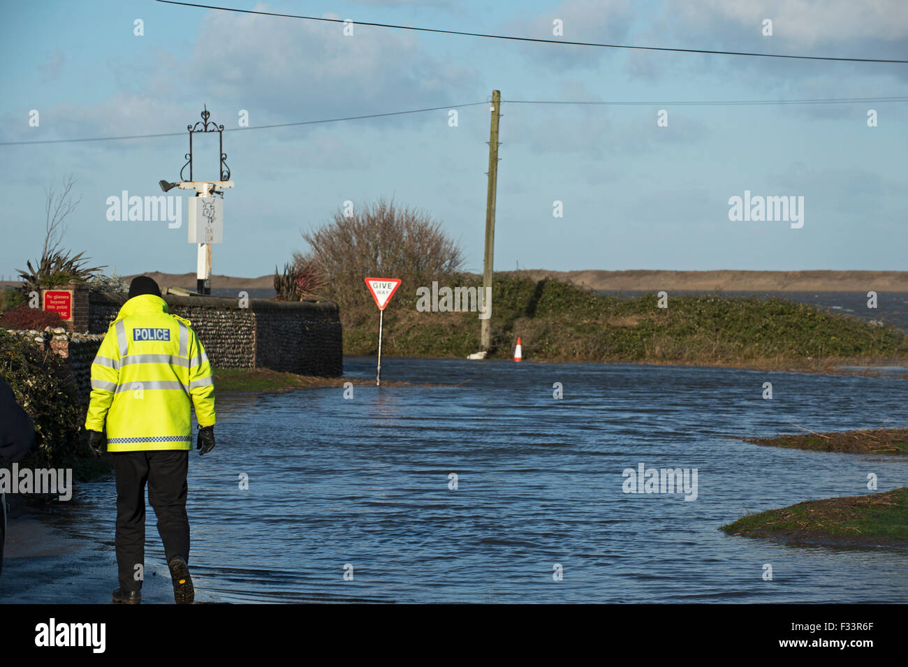 Salthouse paludi allagata dopo la mareggiata di notte del 5 dicembre 2013 Norfolk Foto Stock
