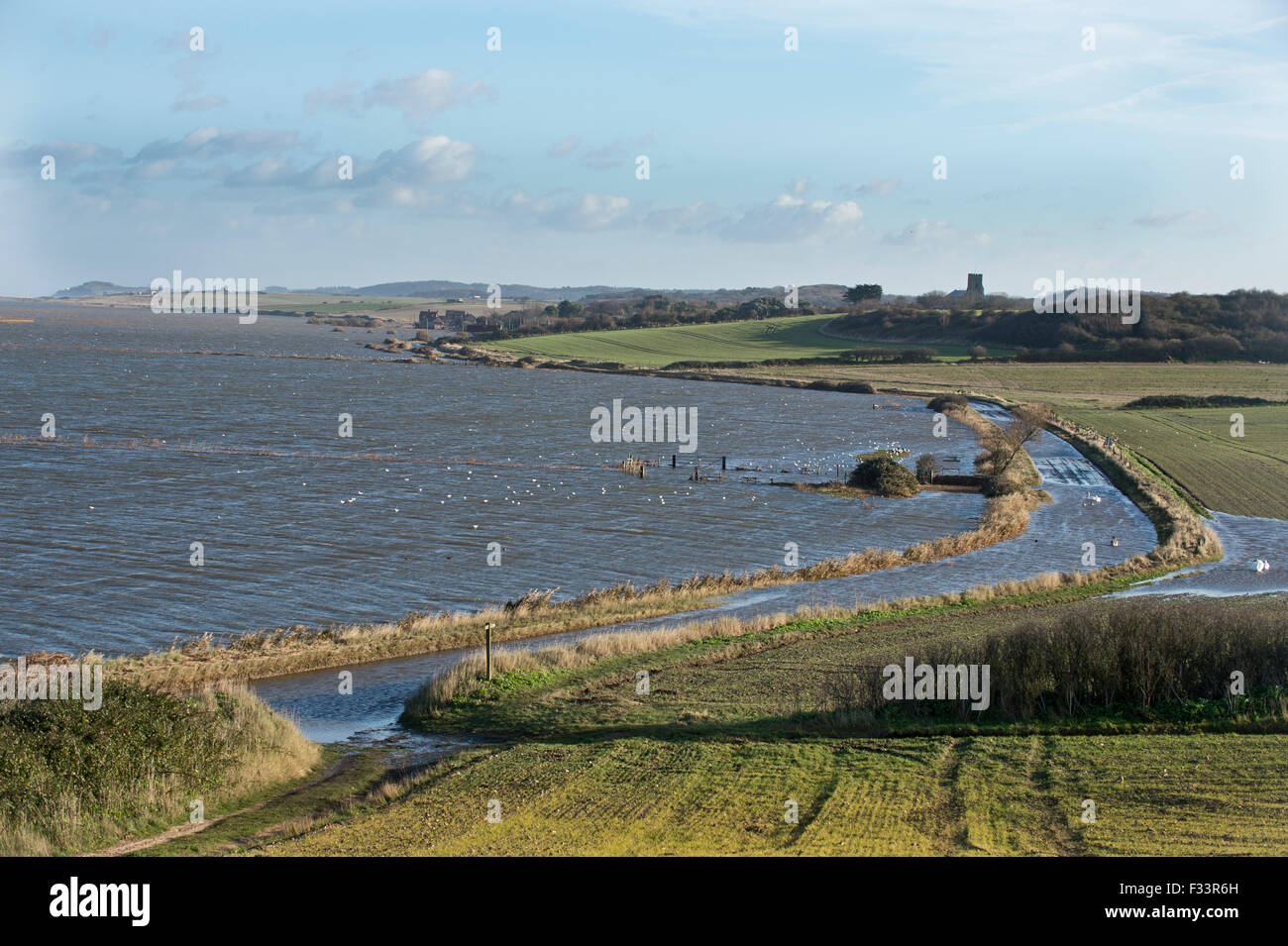 Cley & Salthouse paludi allagata dopo la mareggiata di notte del 5 dicembre 2013 Norfolk Foto Stock