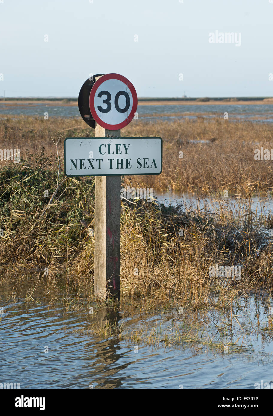 Cley paludi allagata dopo la mareggiata di notte del 5 dicembre 2013 Norfolk, vista lungo la sponda Est Foto Stock