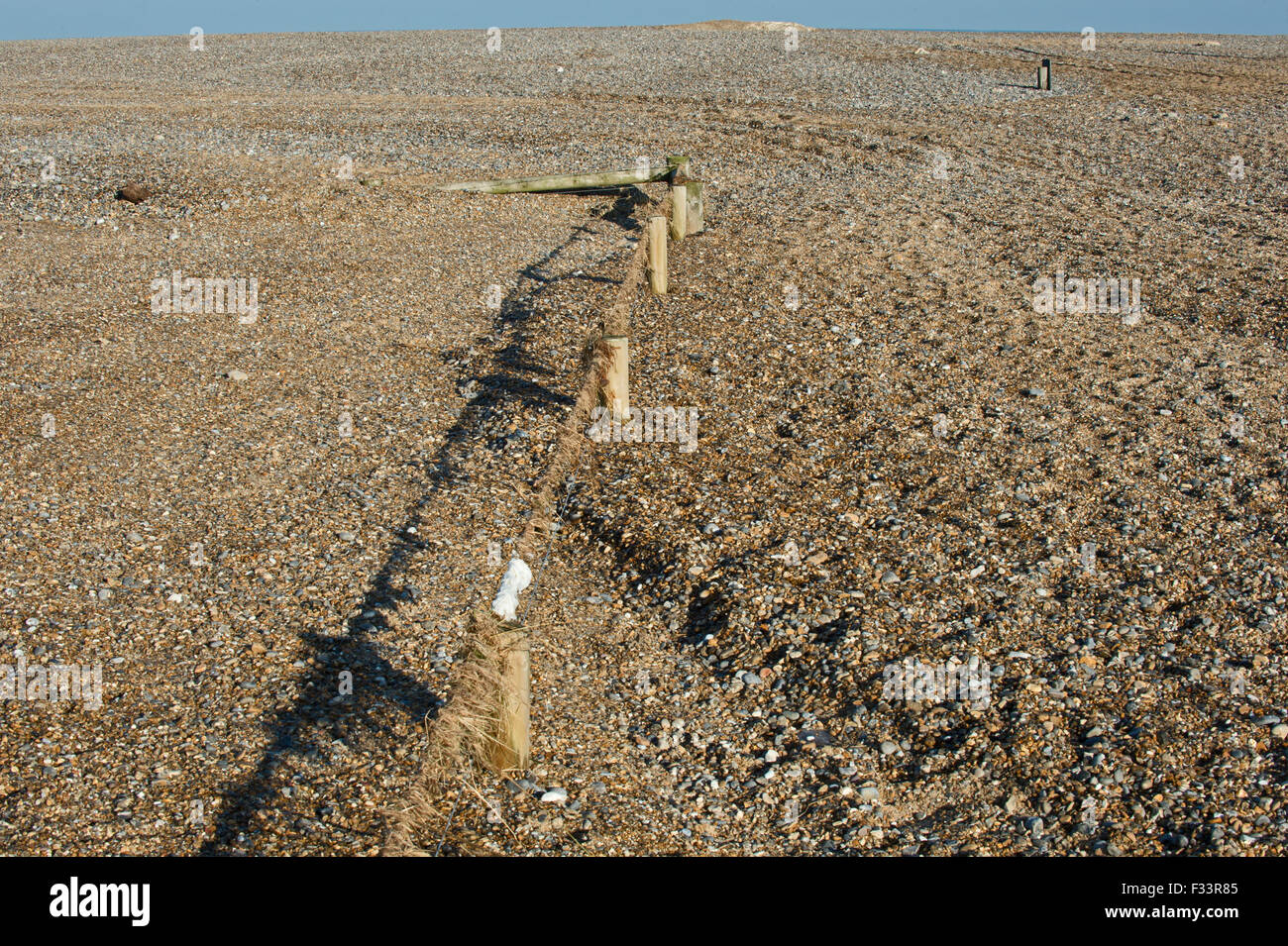 Effetti di paludi e spiaggia di ciottoli del 5 dicembre 2013 nel Mare del Nord a sovratensioni Cley paludi Norfolk Foto Stock