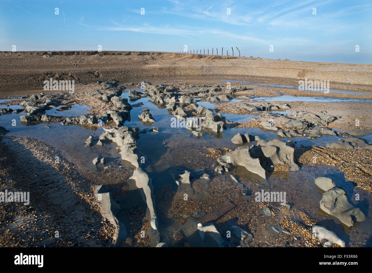 Effetti di paludi e spiaggia di ciottoli del 5 dicembre 2013 nel Mare del Nord a sovratensioni Cley paludi Norfolk Foto Stock